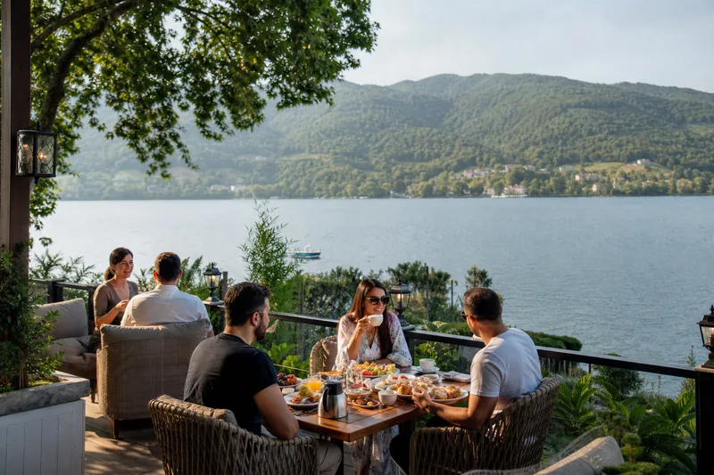 Lively lakeside hotel terrace in Sapanca